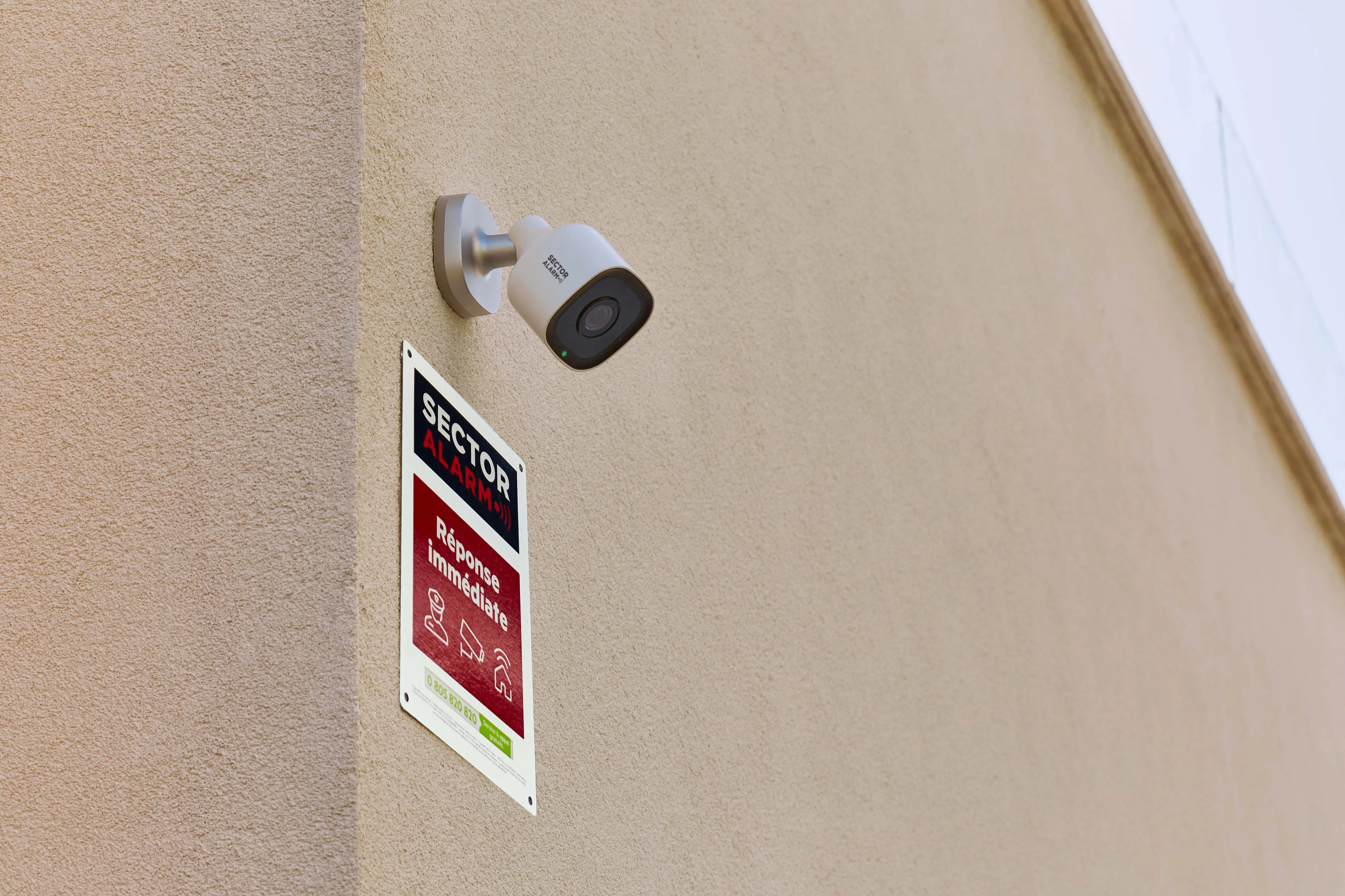 outdoor-camera_sign_day_2fra