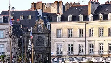Façades de bâtiments anciens et des mâts de bateaux