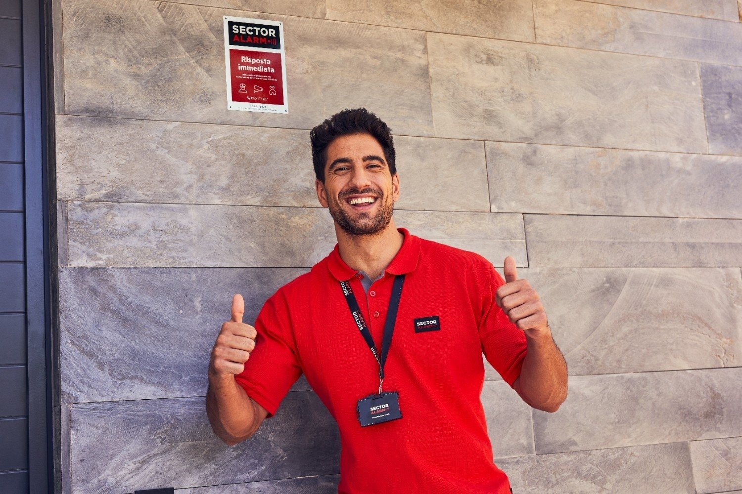Installatore con cartello Sector Alarm Installatore con cartello Sector Alarm