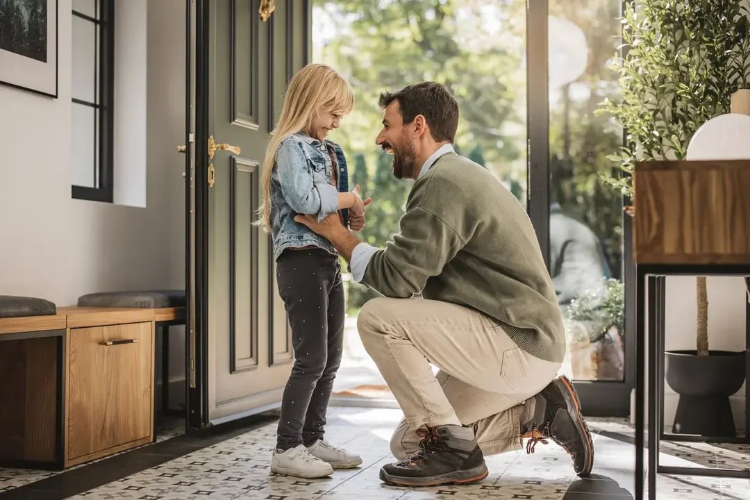 father-and-daughter_entrance-house-1080x720_72