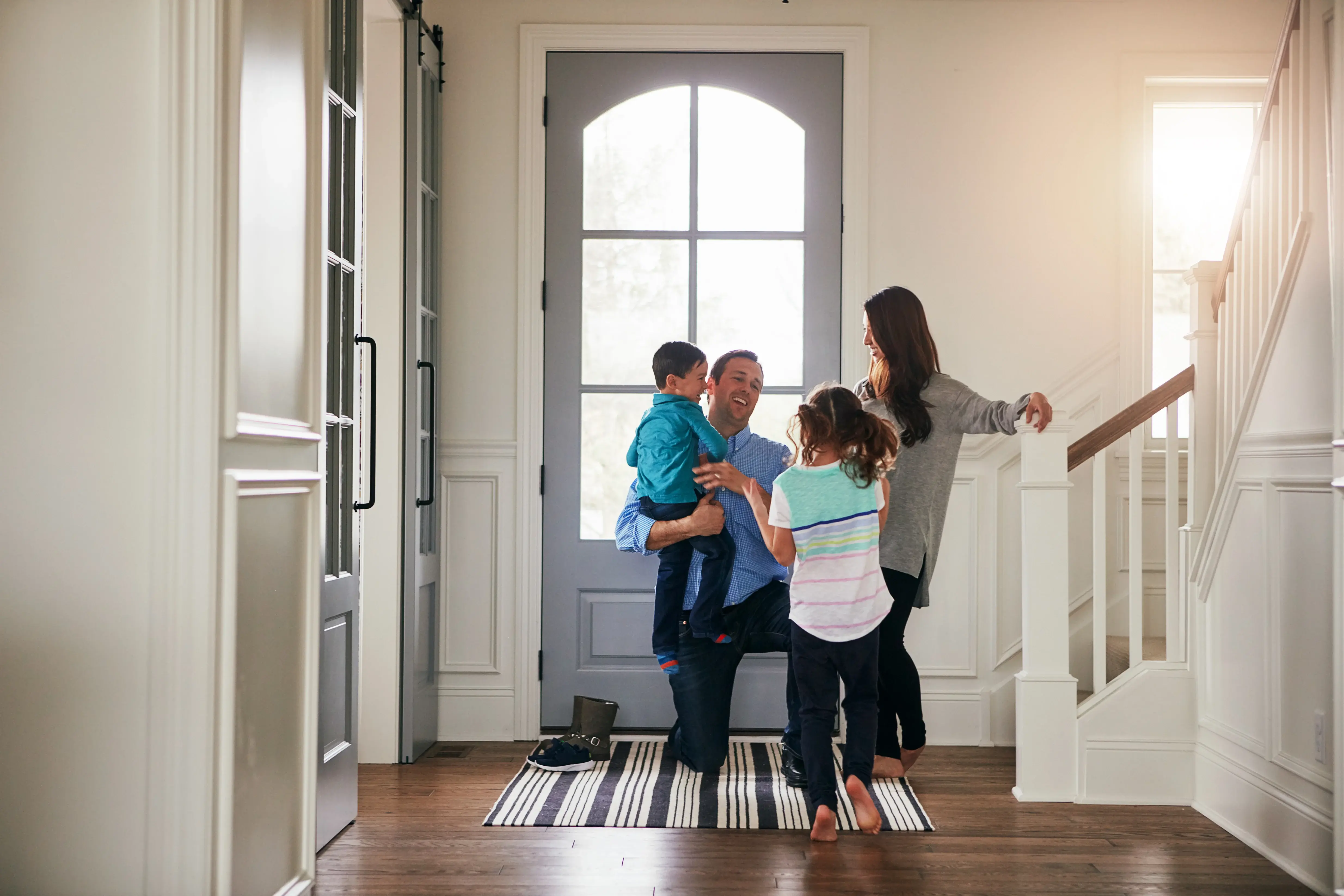 family-at-the-entrance_modern-house