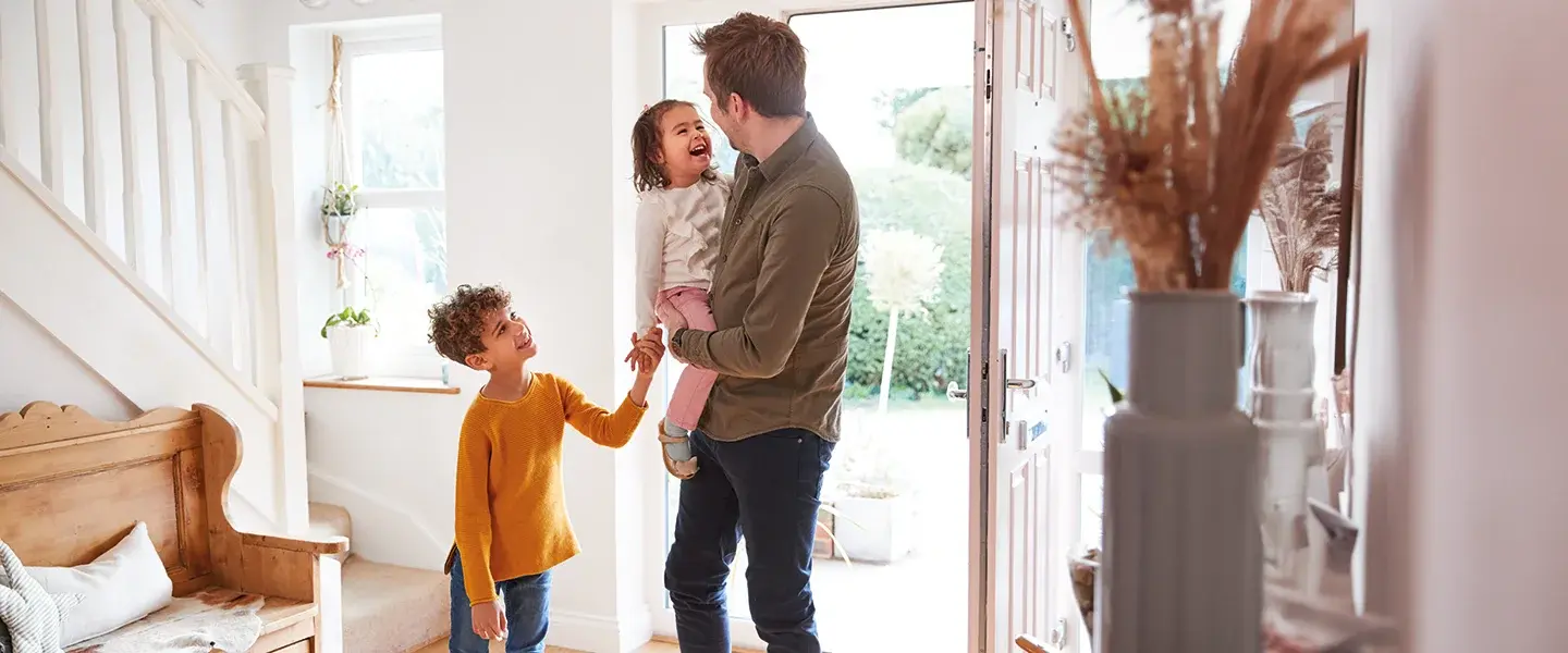 father-and-children-at-the-entrance-hero-desktop