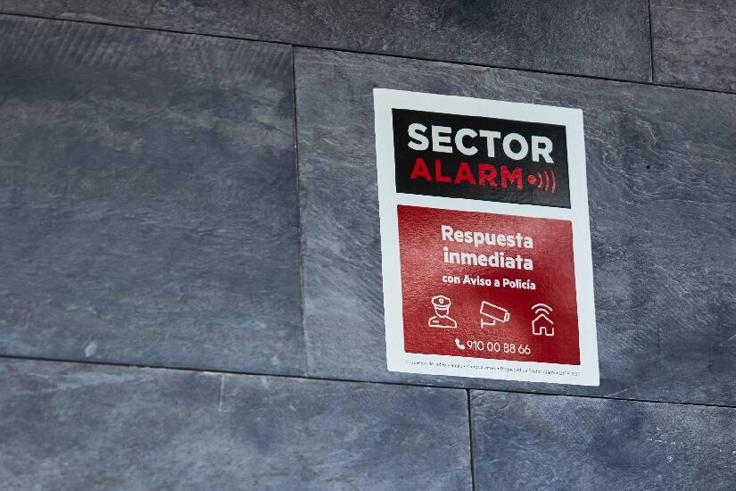 ¿Tengo que quitar la placa de alarma si ya no lo tengo contratado?